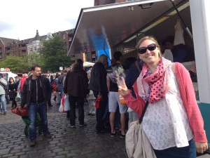 On Sunday morning before church I went to the famous "Fischmarkt," which is a like a huge farmer's market/flea market. We bought food for breakfast––fish and fruit!